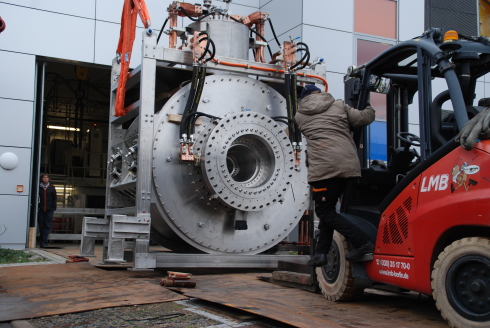 Hochfeldmagnet sucht Neutronenleiter