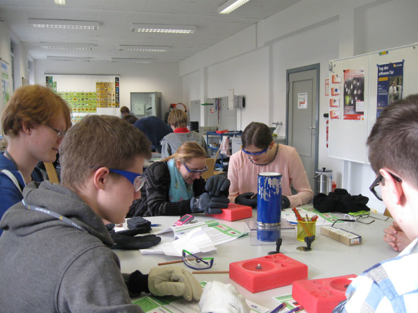 Sch&uuml;lerinnen und Sch&uuml;ler f&uuml;r Naturwissenschaften begeistern: Das HZB-Sch&uuml;lerlabor bot einen Workshop zu Magnetismus und Supraleitung an. Foto: G. Lampert