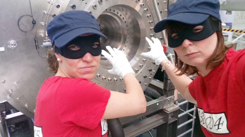 Auf frischer Tat ertappt: Stefanie Kodalle und Jennifer Bierbaum knacken die 26 Tesla beim Hochfeldmagneten und fahren den Sieg beim Selfie-Wettbewerb ein.