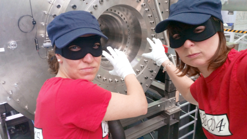 Sieger beim ScienceSelfie Wettbwerb: Die HZB-Panzerknacker Stefanie Kodalle und Jennifer Bierbaum knacken die 26 Tesla