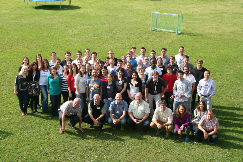 Lernen im Gr&uuml;nen: Die Sommerstudentinnen und Studenten der Quantsol kamen 2014 aus der ganzen Welt, um Experten aus der Photovoltaik und Photokatalyse&nbsp; undzu treffen.