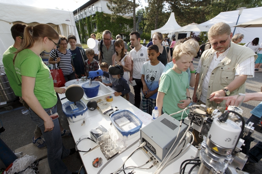 <strong>Frostige Wissenschaften:</strong> Experimente mit fl&uuml;ssigem Stickstoff