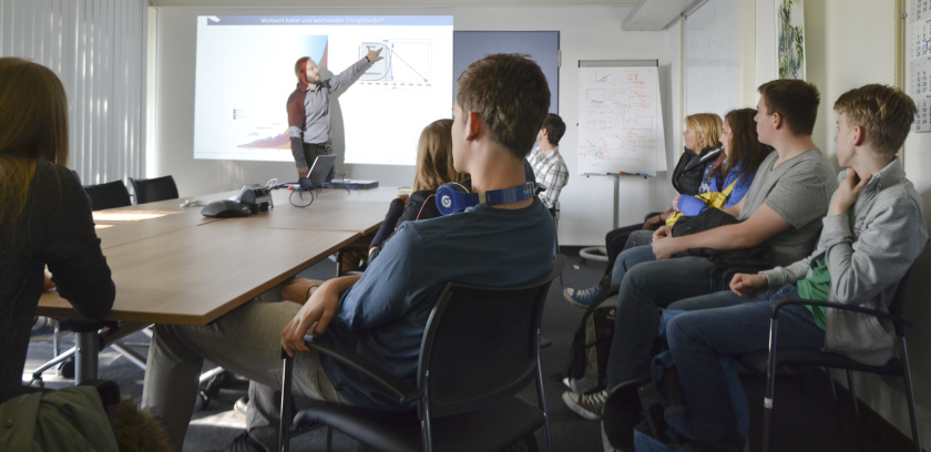 Vortrag und Laborbesichtigung im PVcomB. Foto: A. Kubatzki