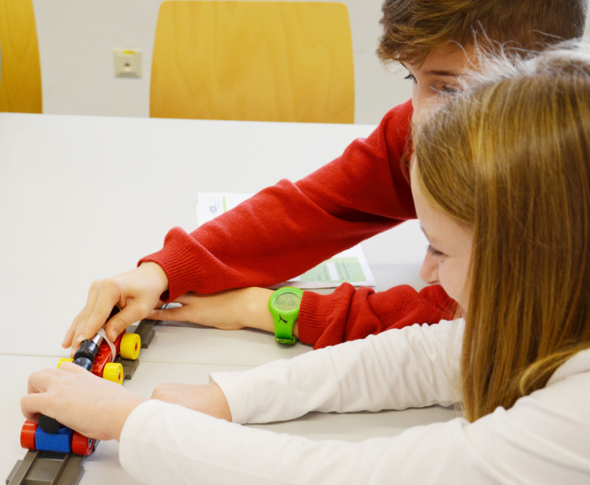 Anziehend oder absto&szlig;end? Viel Spa&szlig; hatten die Sch&uuml;lerinnen und Sch&uuml;ler mit der mit Magneten best&uuml;ckten Duplo-Eisenbahn. Foto: HZB/S.Zerbe
