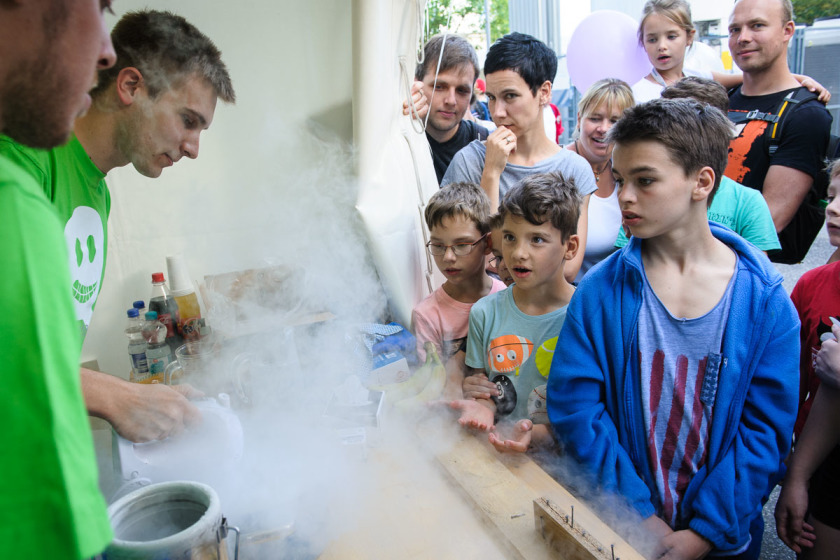 <strong>Frostige Wissenschaft, die Spa&szlig; macht:</strong> Die Mitmach-St&auml;nde am Institut f&uuml;r Silizium-Photovoltaik waren gut besucht. 1100 G&auml;ste kamen in die Kekul&eacute;stra&szlig;e. Foto: HZB/P.Dera