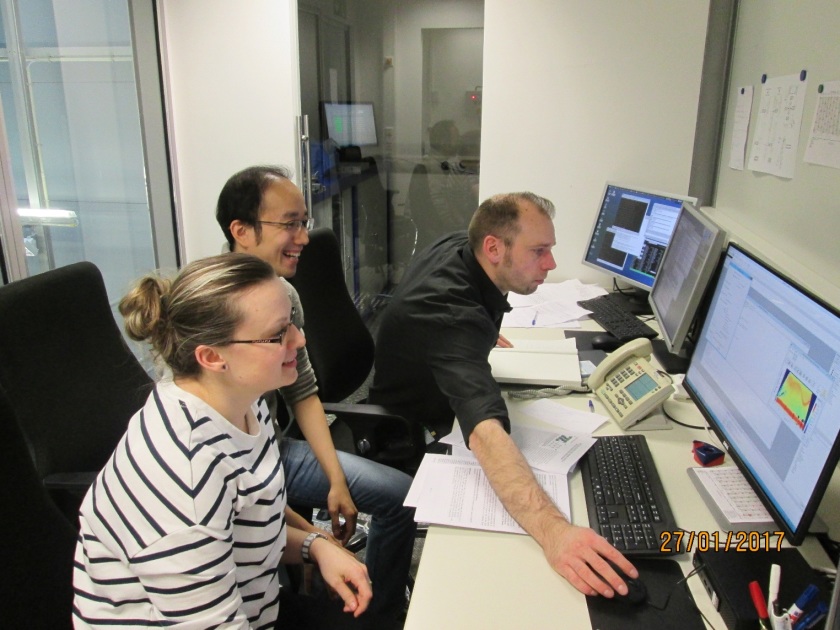 Gerrit G&uuml;nther und Veronka Grzimek helfen Zhilun Lu bei dem Experiment.
