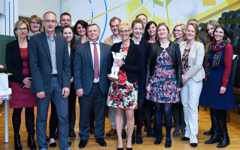 Abschiedsfoto mit den Mitarbeiterinnen und Mitarbeitern aus den Stabsabteilungen. Foto: HZB/ Phil Dera