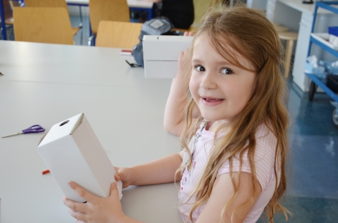 100 kindergarten kids do experiments at HZB on the Day of Little Researchers