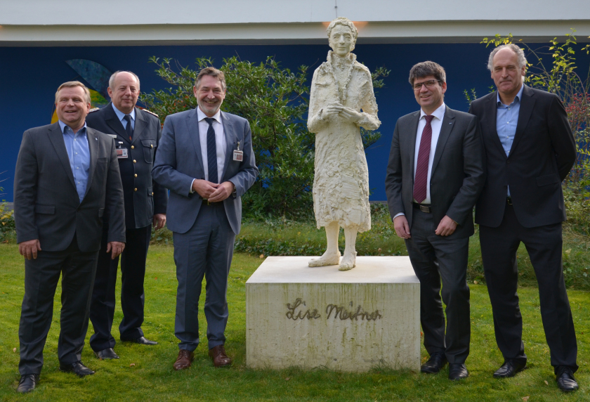 Thomas Frederking, Wolfgang H&uuml;lsebeck (Leiter der Potsdamer Feuerwehr), Jann Jakobs (Oberb&uuml;rgermeister von Potsdam), Prof. Bernd Rech, Stephan Welzel (v.l.n.r.)</p>
<p>Foto: HZB