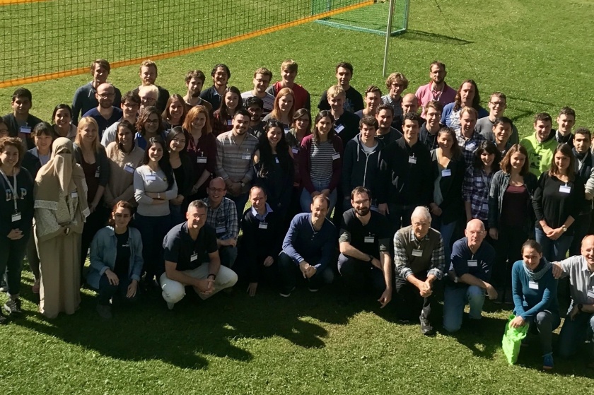 Lernen im Gr&uuml;nen: Studierende aus aller Welt lernen w&auml;hrend der Sommerschule Quantsol von Expertinnen und Experten aus Photovoltaik und Photokatalyse. Die Schule kann bis zu 56 Studentinnen und Studenten aufnehmen. 