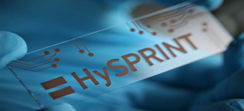 Das aus einer Kupferl&ouml;sung aufgedruckte HySPRINT-Logo (Helmholtz Innovation Lab) symbolisiert, wie sich d&uuml;nnste Materialschichten kosteng&uuml;nstig herstellen lassen. M&ouml;gliche Anwendungen sind Solarzellen, organische LEDs und Transitoren. Herstellung und 