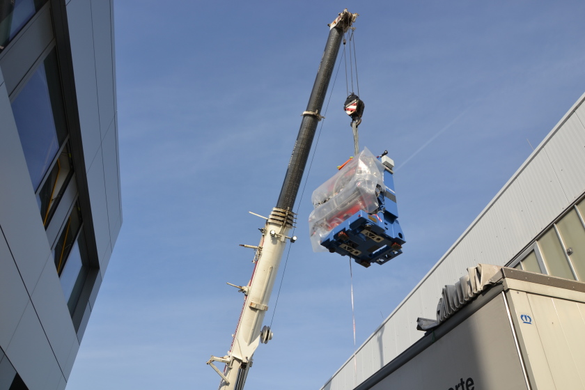 Ein Schwerlastkran hob den Undulator aus der Testinghalle auf einen LKW, der ihn bis zur LKW-Schleuse der Experimentierhalle transportierte. 