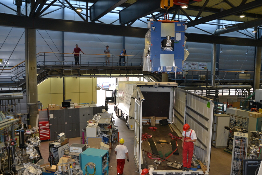 In der Experimentierhalle angekommen, wurde der Undulator mit dem Deckenkran bis in den Speicherring gehoben. 