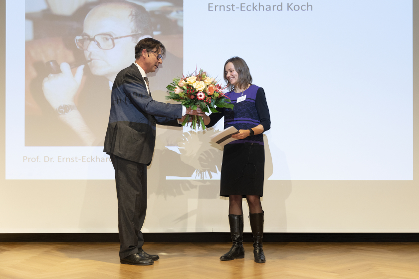 Victoriia Saveleva (rechts) erhielt den Ernst Eckhard Koch Preis f&uuml;r die Analyse von Katalysator-Oberfl&auml;chen.