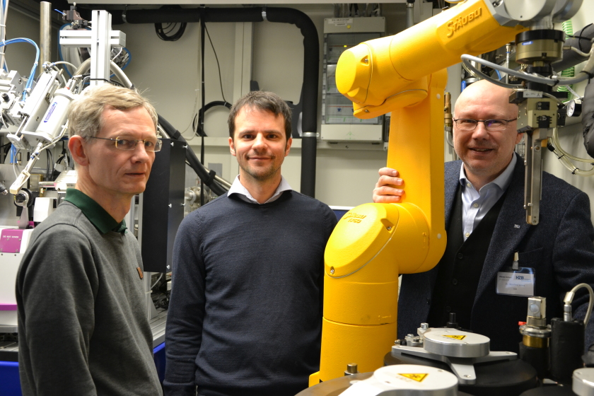 At the MX-Beamlines at BESSY II, Gottfried Palm, Gert Weber and Manfred Weiss could solve the 3D structure of MHETase.