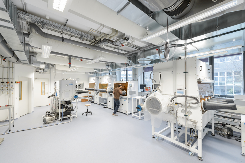 At HZB, science teams explore solar cells of the next generation. The picture shows the Helmholtz Innovation lab HySPRINT at HZB.