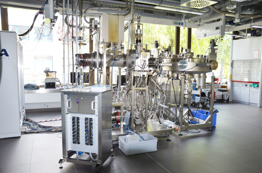 In dem Labor ist eine Anlage zur Herstellung funktionaler Oxide untergebracht ( Molecular Beam Epitaxy).