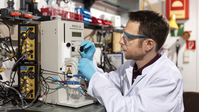 Marcel Risch untersucht mit seiner Gruppe den Mechanismus, wie sich Sauestoff entwickelt, wenn Wasser katalytisch aufgespalten wird.