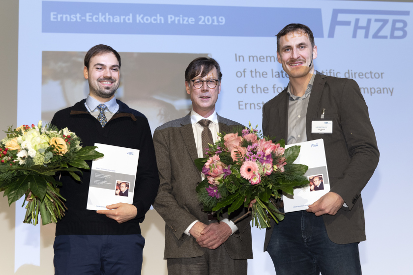 Dr. Simon Krause (University of Groningen, 1st from left) and Dr. Felix Willems (TU Berlin and Max Born Institute, 3rd from left) received the Ernst Eckhard Koch Prize for their outstanding dissertations. &copy; M. Setzpfand/HZB
