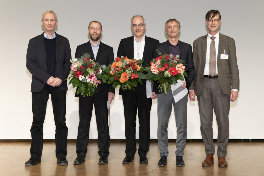 The prize for innovations in synchrotron research went to PSI researchers Dr. Aldo Mozzanica (2nd from left), Dr. Bernd Schmitt (3rd from left) and Prof. Dr. Heinz Graafsma (4th from left, DESY). It was presented by Prof. Dr. Mathias Richter (5.f.l.) from the circle of friends of the HZB. The laudatio was held by Prof. Dr. Edgar Weckert, DESY (1st from left) &copy; M. Setzpfand/HZB