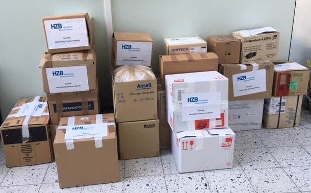 65 boxes filled with protective equipment for doctors' surgeries in Berlin: The photo shows the donated boxes from the Adlershof site. In Wannsee, a similarly large quantity has been collected. We thank you for the great help!&nbsp;