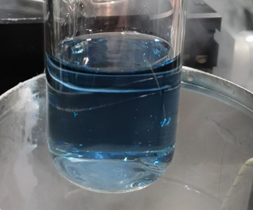 Bei niedriger Konzentration der solvatisierten Elektronen ist die Ammoniakl&ouml;sung blau.