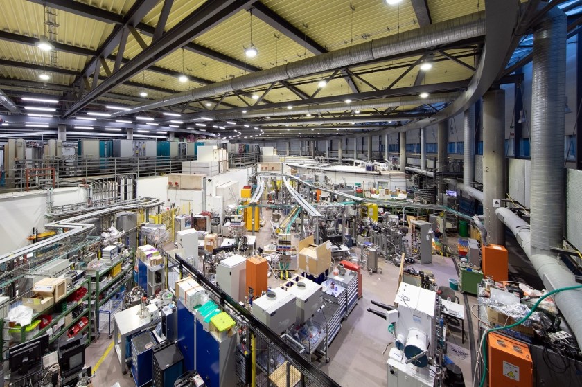View into the experimental hall of the electron accelerator BESSY II at Helmholtz-Zentrum Berlin. Researchers carry out experiments at approximately 50 beamlines. The aim of the cooperation between the University of Kassel and the HZB is to use artificial intelligence to evaluate these data more efficiently.