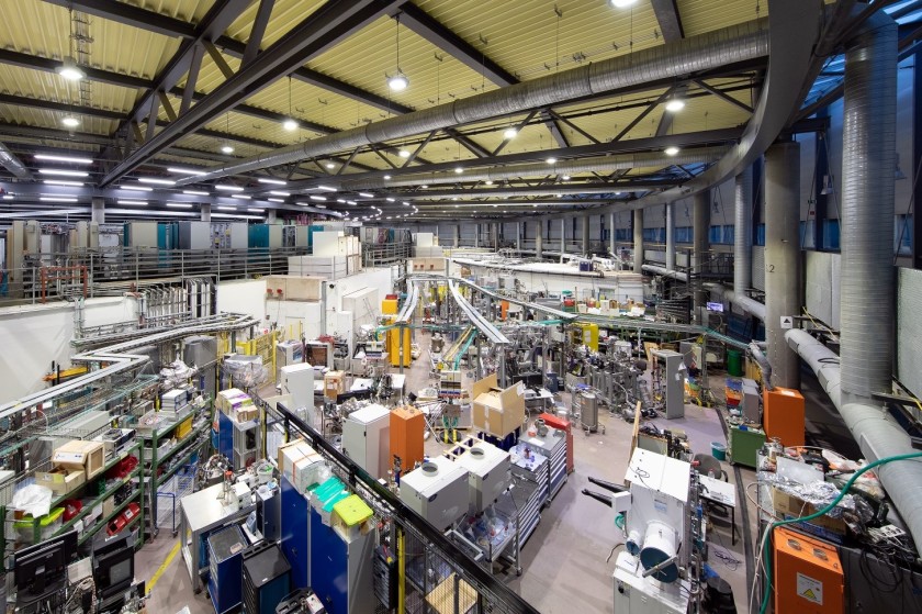 Blick in die Experimentierhalle von BESSY II am Helmholtz-Zentrum Berlin. An zirka 50 Strahlrohren f&uuml;hren Forschende Experimente durch. Diese Daten mithilfe von k&uuml;nstlicher Intelligenz effizienter auszuwerten, ist Ziel der Kooperation zwischen Universit&auml;t Kassel und dem HZB.