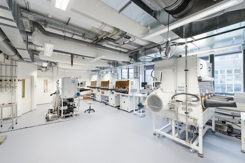 HZB runs state-of-the-art laboratories (here HySPRINT) to advance research on perovskite solar cells.