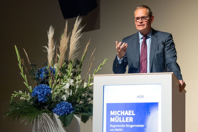 At the event, the Governing Mayor of Berlin, Michael M&uuml;ller, emphasised the role of research in solving social problems. The HZB holds a top position in Berlin, he said.