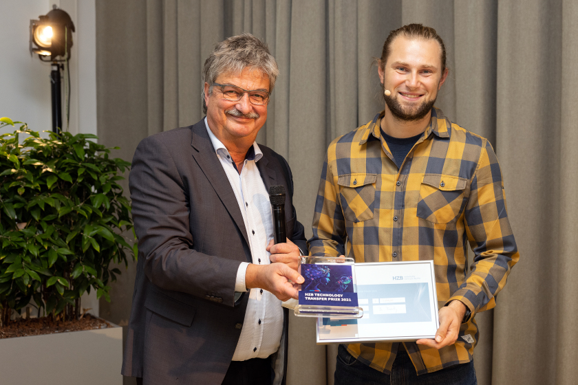 Maximilian Fleischer, Sprecher des Industriebeirates und Tobias Henschel, Gewinner des HZB Technologietransferpreises 2021.