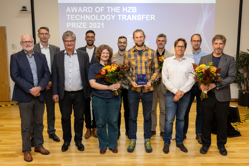 from left: Michael Peiniger (Research Instrument), Thomas Schmidt (Advanced Mask Technology Center), Maximilian Fleischer (Siemens Energy), Christian Feiler (HZB), Katja Mayer-Stillrich (HZB), Lukas Kegelmann (QYB), Tobias Henschel (HZB), Thomas Unold (HZB), Daniel Amkreutz (HZB), Bernd Stannowski (HZB), Martin Muske (HZB).