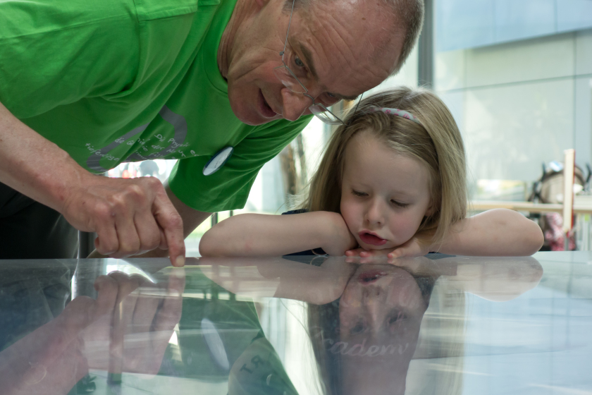 Sharing knowledge is a pleasure for Roland M&uuml;ller. Here he explains to his granddaughter how BESSY II works.