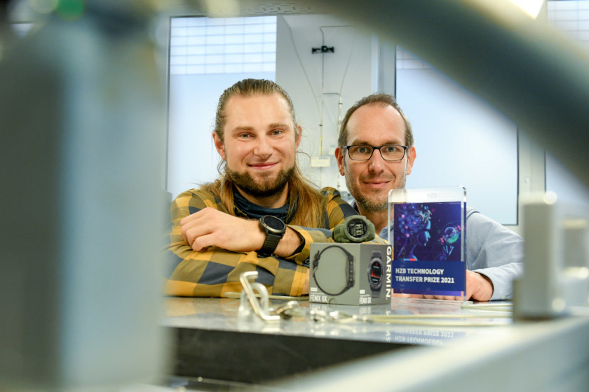 Versorgen Smartwatches mit Sonnenenergie: Tobias Henschel (links) und Bernd Stannowski haben am Kompetenzzentrum f&uuml;r Photovoltaik Berlin (PVcomB) des HZB wesentliche Arbeiten durchgef&uuml;hrt.&nbsp;