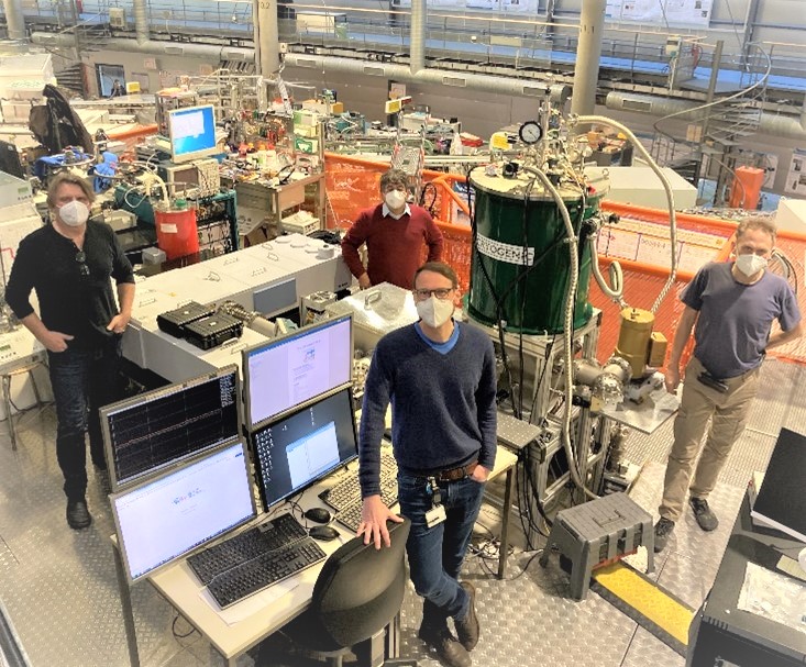 </p> <p>Exhausted but happy: f.l.t.r. - K. Holldack (HZB), A. Schnegg (MPI CEC M&uuml;lheim, HZB), T. Lohmiller (HZB, HUB), D. Ponwitz (HZB) after the successful commissioning of the new 12T magnet (green).</p> <p>