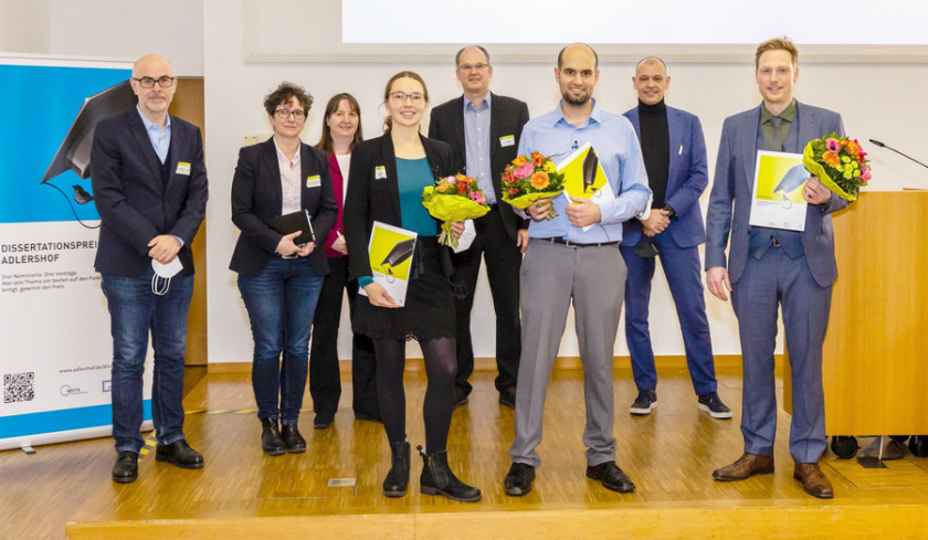 Herzlichen Gl&uuml;ckwunsch: Amran-Al Ashouri (3.v.r.) gewinnt den Dissertationspreis 2021. Insgesamt drei Nominierte hielten bei der Veranstaltung spannende Vortr&auml;ge.