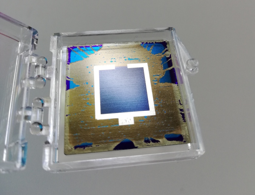 A standard silicon solar cell is combined with a perovskite top cell. This tandem solar cell could reach high efficiencies.