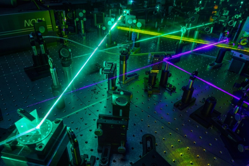 In the femtosecond laser laboratory of Dr. Dennis Friedrich at HZB, the transport properties of semiconductors can be determined using terahertz or microwave spectroscopy. For this purpose, a laser light pulse first excites the charge carriers in the material, which are then irradiated with electromagnetic waves (either THz or Microwave) and absorb some of them.