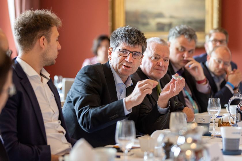 Bernd Rech, Scientific Director at HZB, also showed the MPs the perovskite silicon tandem solar cell with which the HZB has achieved a world record.