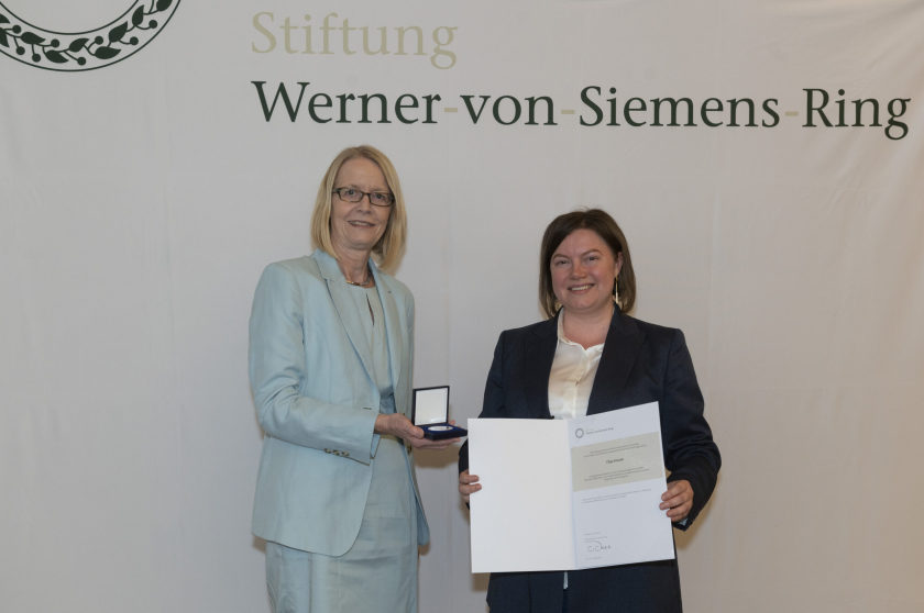 Prof. Dr. Olga Kasian erhielt die Auszeichnung aus den H&auml;nden von der Stiftungsratsvorsitzende, Prof. Dr. Cornelia Denz, die ebenfalls PTB-Pr&auml;sidentin ist.&nbsp;