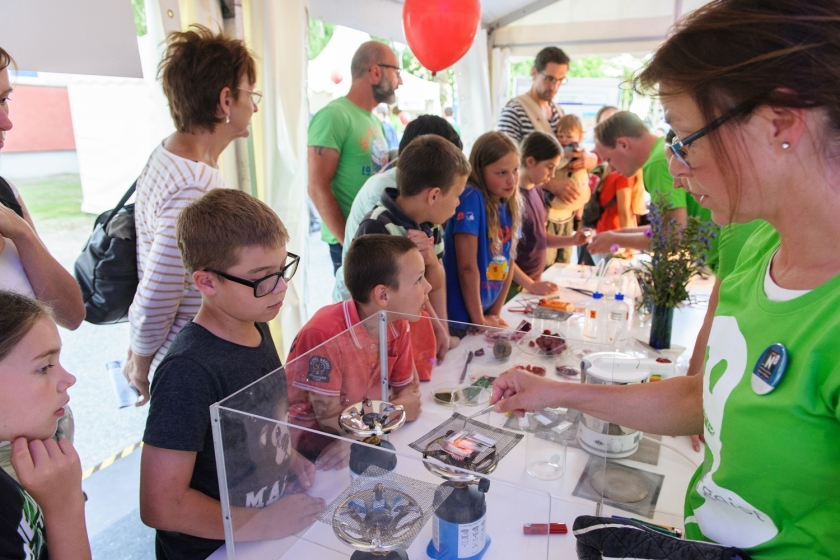 Can you make solar cells from fruit tea? You can find out how at the Long Night of the Sciences.