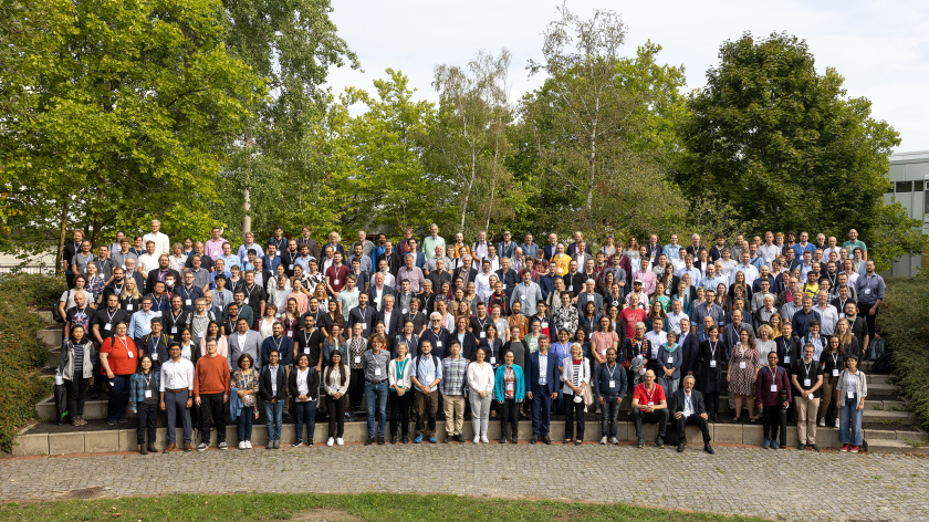 Gruppenbild von der SNI-Konferenz 2022, die vom 05.-07.09.2022 in der "Rostlaube" der Freien Universit&auml;t Berlin tagte.
