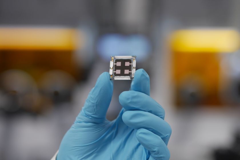 Prof. Dr. Steve Albrecht and his team are working at HZB in the DFG project HIPSTER and the EU project SuPer-Tandem to combine two different perovskite semiconductors to form a tandem solar cell. With partners from research and industry, they want to achieve efficiencies of well over 30 percent.