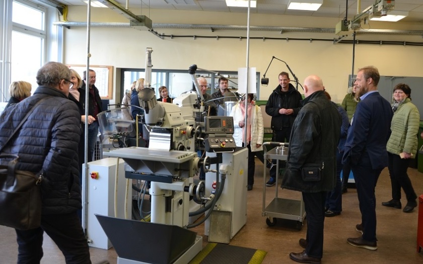 Our guests from the Czech Republic visited the apprentices' workshop at HZB thanks to a tour by Christian Remus.
