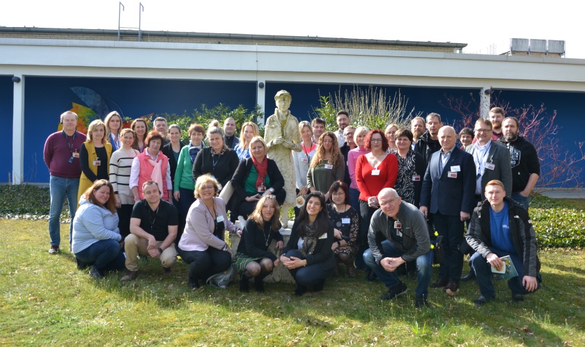 Group picture arount the statue of Lise Meitner at HZB in Wannsee.