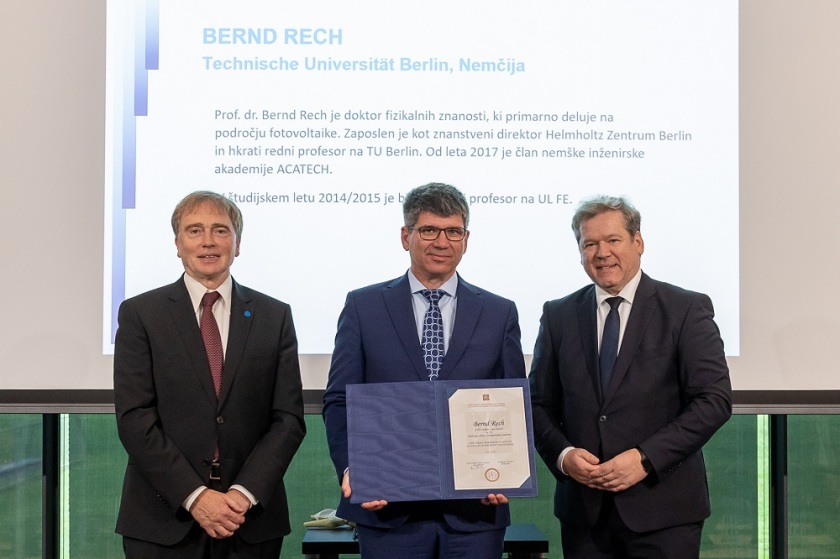 Bernd Rech (Mitte) freut sich sehr &uuml;ber die Ehrung der Slowenischen Akademie der Ingenieurwissenschaften (IAS). Links von ihm steht der IAS-Pr&auml;sident, Mark Ple&scaron;ko.