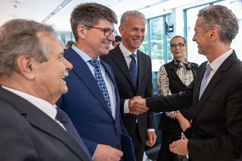 Mit anderen neuen Mitgliedern der IAS trifft Bernd Rech den Ministerpr&auml;sident der Republik Slowenien, Robert Golob.