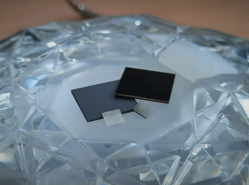 Hier sind vier Diamantmaterialien zu sehen: "Diamantschwarz" aus polykristallinem nanostrukturierten Kohlenstoff (oben rechts), das gleiche Material vor der Nanostrukturierung (oben links), ein Einkristall (unten links) und ein mit Bor dotierter Einkristall (unten rechts).