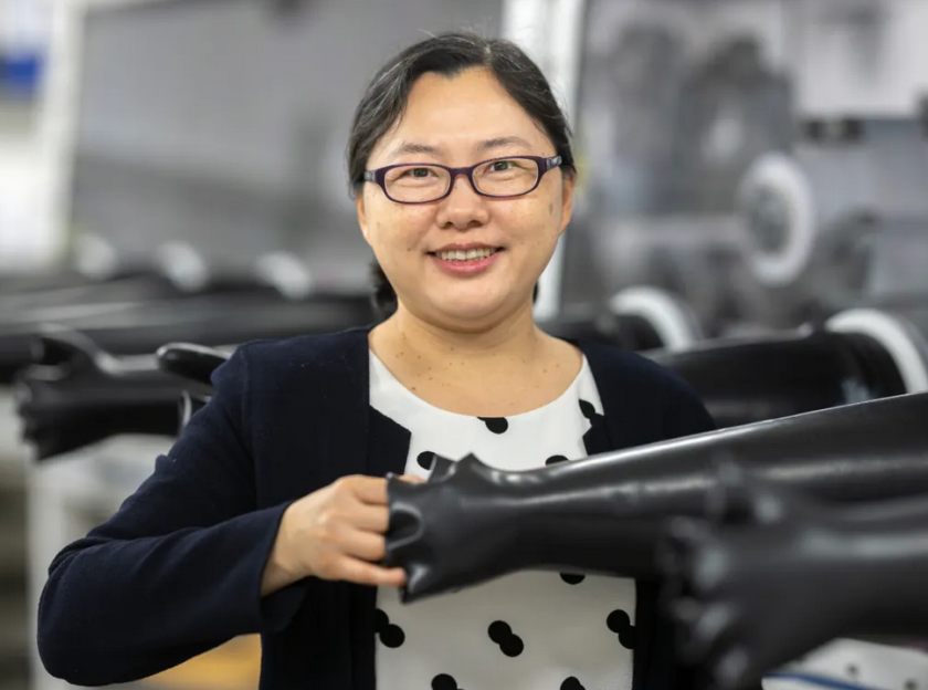 Since 2009, Yan Lu is a researcher at the Helmholtz-Zentrum Berlin. In 2017, she became a professor at the University of Potsdam and at HZB. In addition to her work at the HZB, she is now also a professor at the University of Jena.