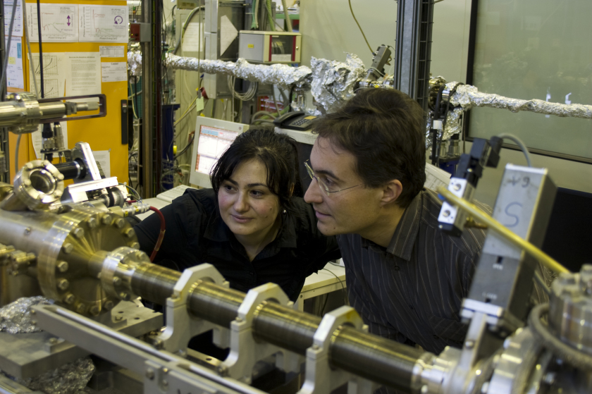 Prof. A. F&ouml;hlisch und Dr. E. Suljoti bei der Arbeit an der<br>Undulatorbeamline UE52-PGM bei BESSY II.